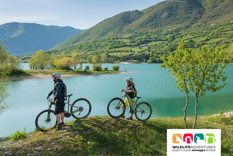 Un tour in e-bike intorno al lago di Barrea e tra i borghi medievali del Parco, perfettamente integrati con le bellezze naturali circostanti